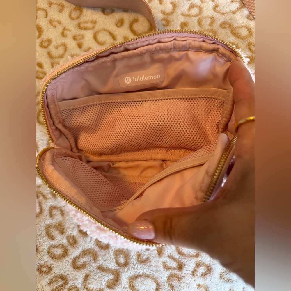 Lululemon Athletica Blush Pink Sherpa Everywhere
Belt Bag 1L Women’s - Picture 5 of 11